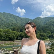 村重杏奈、ワンショルダーのタンクトップで夏の白川郷を満喫！