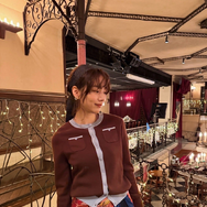 のん、ドラマのオフショットを公開！花柄＆ドットのスカーフを取り入れたコーデが「着こなしていておしゃれ」と好評