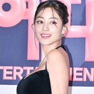 水着姿で際立つ“メリハリ”ボディ…TWICE・ジヒョ、小麦肌が映える健康美に釘付け「わぁぁぁ」
