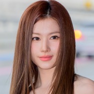 ボタンがはじけ飛びそう…TWICE・サナ、“透け透け”極薄トップスから溢れるふっくら感「すっごい」
