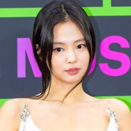 ほぼ見えてる…BLACKPINK・ジェニー、大胆すぎる“スケスケ”衣装で視線強奪「うわあああ」「すごい」