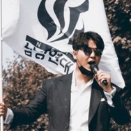 アンチフェミニズムの韓国ユーチューバー、突然この世を去る…生前は配偶者の不貞で精神疾患に