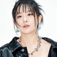 ギリギリすぎる…ミニスカ姿のスルギ、“危険なポーズ”でファン釘付け「これは反則」「わぁ」