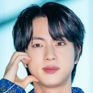 「パリが輝くのは彼の美貌のおかげ」BTS・JIN、“彫刻級”の容貌を存分に見せた単独撮影