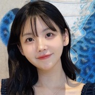 もちもちボリュームがたまらない…レイナ、一段と成熟したスイムウェア姿に心奪われる