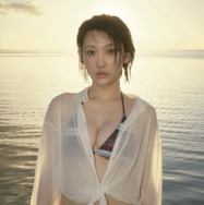 志田愛佳が大胆露出！セクシー＆おしゃれなカット満載の2nd写真集を発売