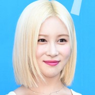 「目のやり場に困る…」超ミニ×金髪で大胆変身、引き締まった腹筋も披露したダヨン