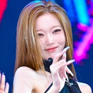 “無防備”なスキマに視線集中…日本人K-POPアイドル、深Vネックで魅了「心拍数上昇しちゃう」