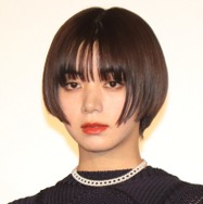 池田エライザ、真っ赤なミニスカート＆ひざ丈ブーツのコーディネートを披露　「かっこよすぎる…」とファン絶賛の声