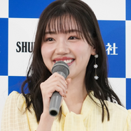 元日向坂46・佐々木美玲、海辺で魅せた“白ワンピ”姿を披露　透明感あふれるショットに反響