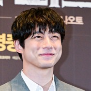 坂口健太郎の結婚、韓国でも相次ぎ報道「二股疑惑から1年越し」とも…BTSとの縁など現地で人気のワケ