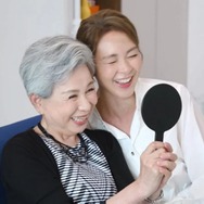 SHIHO、73歳の母親が韓国でテレビ初登場、100歳の祖母と“3世代3ショット”も公開