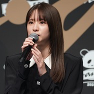 乃木坂46・菅原咲月、グレーのジャケット着こなすクールな撮影オフショ