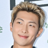 キティちゃんのスマホケース!?BTS・RM、ジムで鍛錬中の姿を公開も“ギャップ萌え”