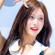 本当に10代…？IVE・イソ、ずり落ちそうな“紐無し”ドレスで豊かなボリューム感「ギリギリ」「やば」