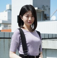 桜田ひより、雨の日コーデで美脚を披露！「足ながほっそ！」「ビジュも素敵すぎる！」とファン悶絶