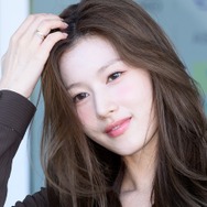 ミニ丈でギリギリ？TWICE・サナ、大胆な“お座りポーズ”に視線集中「うわぁ！」「これは反則」