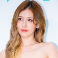 インナーまで透け透け…シースルートップスで圧巻スタイル披露のチョン・ソミ「えぐ」「隠して」