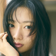 乃木坂46・小津玲奈、6期生グラビア企画「Nogizaka Colors」第5弾に登場！