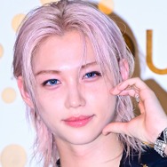 Stray Kids・フィリックス、胸元まで伸びたブロンドヘアが印象的… パリで見せた“スーツ姿”にうっとり
