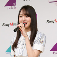 乃木坂46・賀喜遥香、ちらりと覗く網タイツにドキッ！　リアルミーグリオフショットを公開
