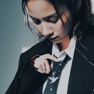 のん、黒スーツ＆赤チェックワンピの周年ライブ衣装に絶賛の声　朝ドラ『あまちゃん』以来の“潮騒のメモリーズ”13年ぶり復活も話題