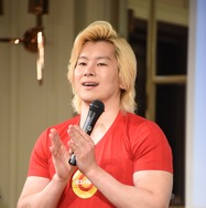 バイセクシャルと公言するメイプル超合金カズレーザー、タイプを聞かれ……