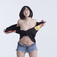 倉持由香が勢い良くTシャツを破る！コラボ動画が公開に！