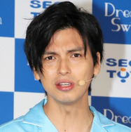 アレク、水着美女に大暴走! 妻・川崎希はガッカリ「全然治ってなかった」