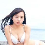 日向坂46・齊藤京子、写真集の水着カットが初解禁！白ビキニ姿で抜群のスタイル見せる！