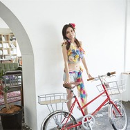 May J.、貴重な10年ぶりの“ヘソ出しショット”も！フォトブックが限定配布決定