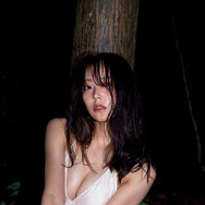 白間美瑠、写真集撮影の舞台裏公開！セクシー水着でプールにダイブするシーンも!?