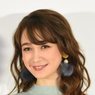 藤井サチ、さすがのスタイル披露！水着グラビア撮影密着動画が好評