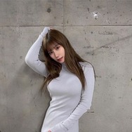 NMB48・石田優美、スリットから美脚を大胆露出！セクシーすぎるタイトワンピ姿を披露