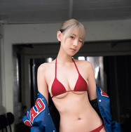 コスプレイヤー・つんこ、スタジャン×赤ビキニで“ヤンチャ”なセクシーグラビア！