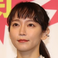 吉岡里帆、新喜劇で衝撃！念願のスケバンに変身！
