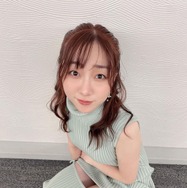 須田亜香里、体にぴったりのニットワンピで太ももチラリ！