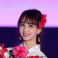 乃木坂46・佐藤楓、7度目のソログラビア！ドレスのまま水の中で
