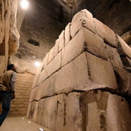 巨大ピラミッドの謎を日本初撮影！4300年前の鮮やかな壁画を高精細8Kカメラで