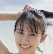 志田音々が弾けるような笑顔！爽やかな水着姿も披露