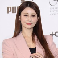 ダレノガレ明美、デコルテ美しいオフショルワンピース