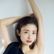 上戸彩、変わらぬ美貌とスタイルを大胆見せ！透明感溢れる色白素肌をのぞかせて…