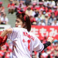 神田愛花、初の始球式で見事なノーバウンド投球！