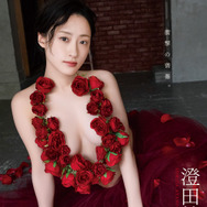 澄田綾乃、薔薇の花だけでバストを！ギリギリ衣装で挑発