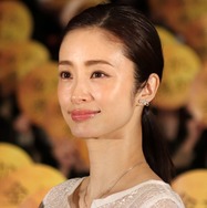 上戸彩、幼少時代の貧乏話に騒然！家族4人で納豆1パックを分け合った！？