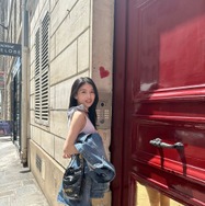パリの街に映える！出口夏希、ミニスカデニムの美スタイルでパリ散策