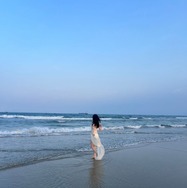 桜井日奈子、『10周年記念写真集』からビーチでの1枚！衣装がなびく美しい後ろ姿披露