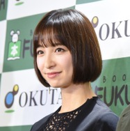 篠田麻里子、AKB48のミニスカ衣装披露！「可愛い過ぎ」「現役でいけます」