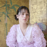 ＝LOVE・佐々木舞香、透明感バツグンの美貌を撮り下ろし！ 大ボリュームの美麗グラビア
