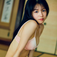 AKB48の新グラビアエース！ 正鋳真優、古民家でちょっぴりセクシーに